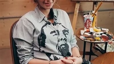 لي لي حلمي: بين تشبهها بمنى زكي وإبداعها في الرسم.. ابنة النجوم التي اختارت الفن بعيدًا عن الكاميرات