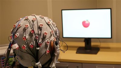 التقاط الكلمات في دماغ فاقدي النطق أصبح ممكنا بلا جراحة