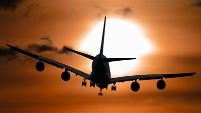 طيار يهبط في حي في نيو هامبشاير وينجو بأعجوبة من المنازل