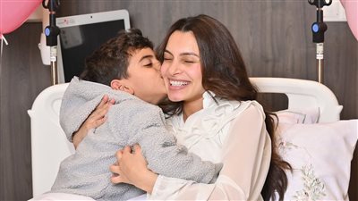 كارمن سليمان تنشر صوراً لعائلتها بعد ولادتها توأم بنات