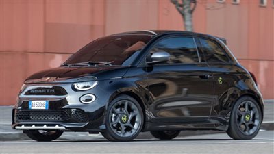  Abarth 500e: السيارة الكهربائية التي حققت نجاحاً باهراً للعلامة التجارية الإيطالية
