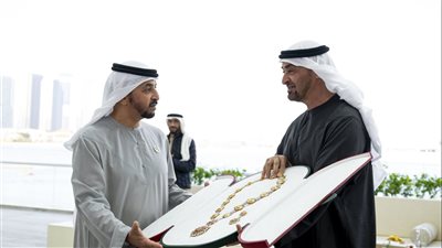 رئيس الإمارات يمنح حمدان بن زايد وسام أم الوطن