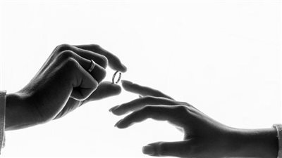  رؤية نفسك تتزوج في المنام: سيأتيك عرض زواج ستقول له نعم بحماس!
