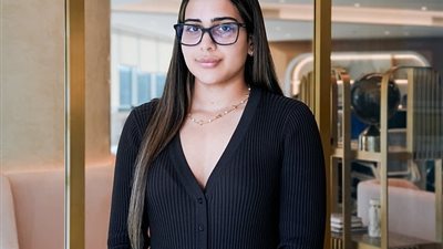 من هي أمريتا هوثي: المديرة التنفيذية في دبي البالغة من العمر 18 عامًا تحت التدريب