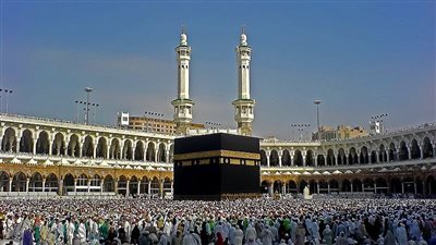 400 لتر من القهوة السعودية  للمعتمرين والزوّار بالمسجد الحرام.. يومياً