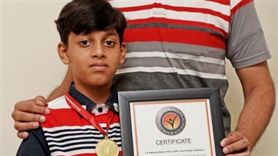تعرف على المراهق الهندي الذي يتحدث 46 لغة ويتقن 400 لغة