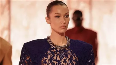 صاحبة الإطلالة الأجمل من عرض أزياء إيف سان لوران 
