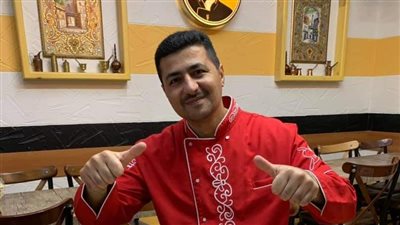 الشيف ابو عمر  يوزع وجبات الطعام تقدمة مطعمه البيت الدمشقي في تركيا بمناسبة الشهر المبارك