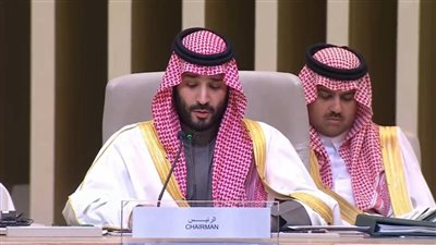 ظهور ولي العهد الأمير محمد بن سلمان في المدرسة وهو يلقي كلمة أمام الطلاب وهذا ما كشفه أستاذه