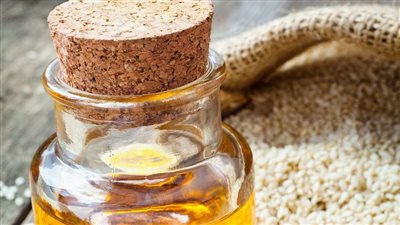 هل بذور السمسم صحية؟ إليكم الدليل الشامل حول الفوائد والحقائق الغذائية