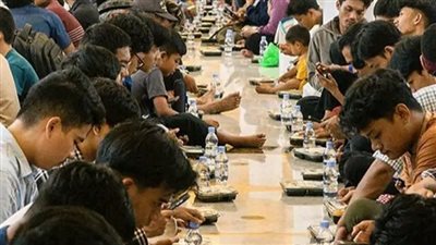 جامع الشيخ زايد الكبير في سولو يُقدّم ١٢ ألف وجبة إفطار يوميًا للصائمين بالتعاون مع زايد الإنسانية