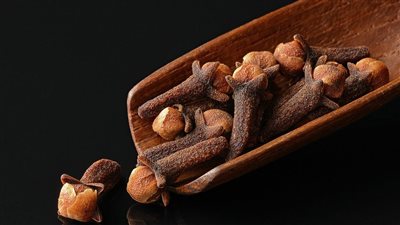 تعرف على الفوائد المذهلة لمضغ القرنفل على الريق يوميًا لصحتك