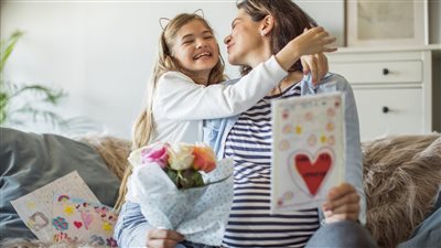 ليوم عيد الأم نسقي إطلالتك وابنتك استعدادًا 
