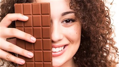 دراسة تناول الشوكولاتة يوميًا يزيد من جاذبية ابتسامتك