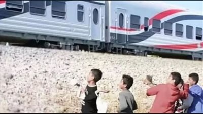 الصدمة تتصاعد.. النقل ترد على حادثة رشق أشمون بالحجارة وفقدان عين الطفلة