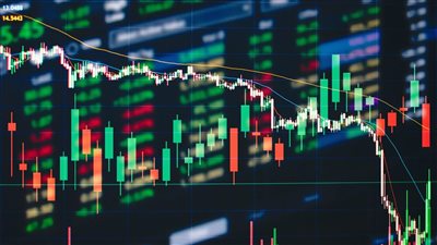 موجة حمراء تضرب سوق الأسهم السعودية و بورصات الخليج : تأثير رسوم ترمب الجمركية