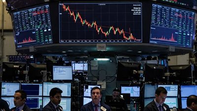 انخفض مؤشر ستاندرد آند بورز 500 بنسبة 4%، ليدخل منطقة سوق هبوطية،  مما أثار مخاوف من تباطؤ اقتصادي عالمي