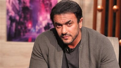 أحمد العوضي يفاجئ جمهوره بإهداء الجاكيت الأزرق الذي ارتدائه في مسلسل 