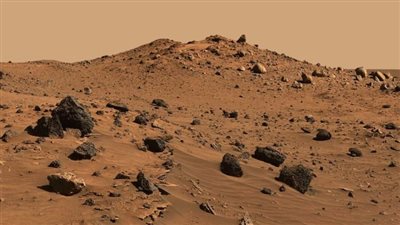 مسبار ناسا يصور رموزاً تشبه الهيروغليفية المصرية على صخرة مريخية لمحة