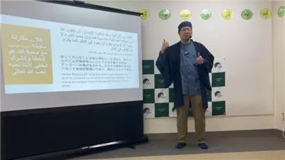 ياباني ينشد قصيدة البردة باللغتين العربية واليابانية في طوكيو