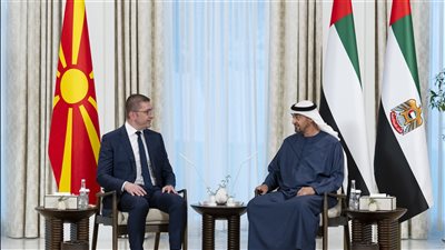 رئيس دولة الإمارات العربية المتحدة ورئيس وزراء مقدونيا الشمالية يبحثان التعاون الثنائي
