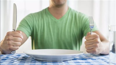 رجل يعيش منذ 40 عامًا دون أكل أو شرب.. هل هو معجزة أم خدعة
