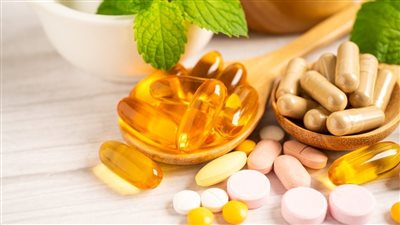 المكملات الغذائية تحذيرات من الإفراط في استخدامها دون استشارة طبية