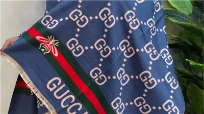 أوشحة Gucci الحريرية عنوان الفخامة
