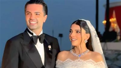 جدل فستان زفاف نارين بيوتي تصميم إيلي صعب