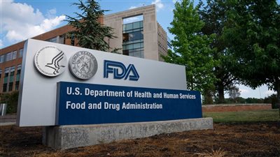 إطلاق أول دواء معتمد من FDA لعلاج ألزهايمر يعكس تلف الخلايا العصبية.