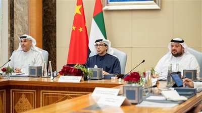 منصور بن زايد يحضر الاجتماع الأول للجنة التعاون الاستثماري الإماراتية الصينية
