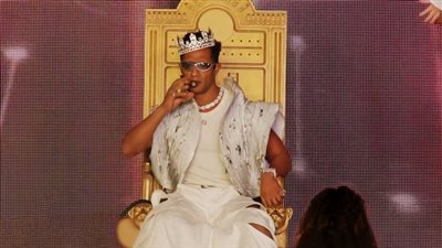 محمد رمضان يتألق في حفل فاخر: تاج ألماس وقُبلة لجواز السفر