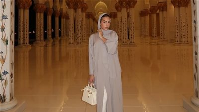 جورجينا رودريغيز  بالحجاب والعباءة في مسجد الشيخ زايد