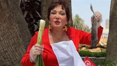 لبلبة تحتفل بشم النسيم بطريقة مميزة: بوكيه بصل وفسيخة