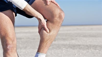 ما أسباب تشنج بطة الرجل الربلة؟