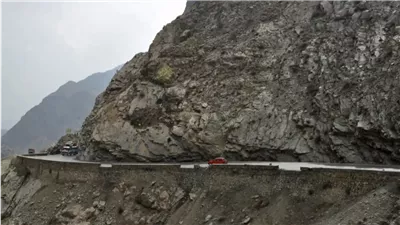 عبور أخطر طريق في العالم في بوليفيا.. كيف ينجو السائقون؟