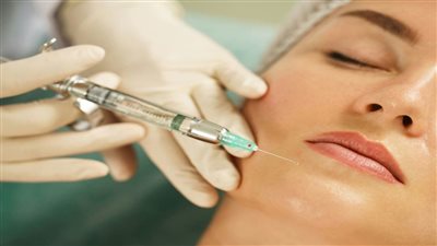 الوخز بالإبر التجميلي: هل يحل محل الفيلر والبوتوكس؟