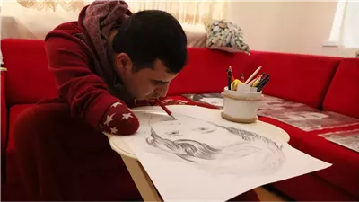 فنان يرسم لوحاته بأسنانه فقط