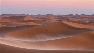 صحراء ناميبيا تشهد ظاهرة أشباح المطر حيث تمطر دون وصول الماء إلى الأرض