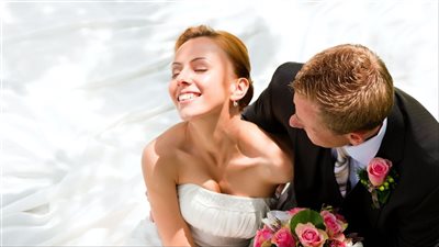 رجل يتزوج امرأتين في يوم واحد ويكتشف أنهما أختان.. قصة زفاف أثارت الجدل في الهند