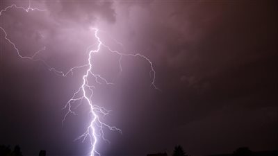 البرق يمكن أن يسخن الهواء حوله إلى درجة حرارة تفوق سطح الشمس