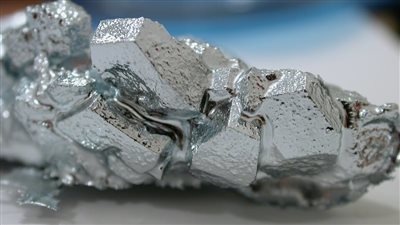 هل تعلم أن هناك معدنًا يذوب في يد الإنسان من حرارة الجسم