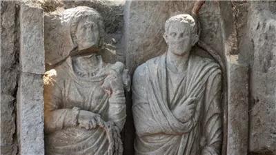 اكتشاف تمثالين بالحجم الطبيعي في أنقاض مدينة بومبي الإيطالية القديمة