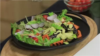 مطعم فاخر يقدم قطعة طماطم و ليمونة لتصنع السلطة بنفسك
