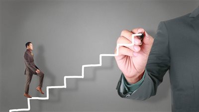 فضيحة عقوبة صعود الدرج في شركة لموظف فشل في تحقيق هدف المبيعات 