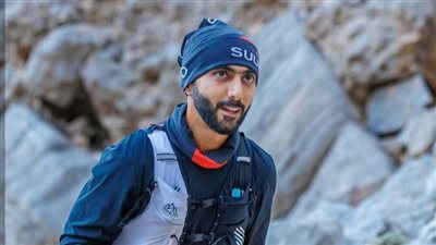 أحمد الجناحي يقف فوق حافة شاهقة من جبل جيس