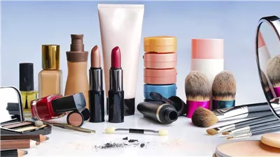 بائع مستحضرات تجميل يسوق لمنتجاته باستخدام المصحف