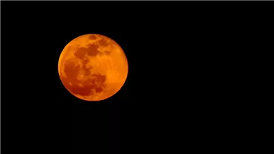 لماذا يبدو القمر برتقالي اللون؟