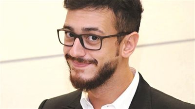  والد سعد لمجرد ينهار تأثراً قبل استئناف جلسات المحاكمة 