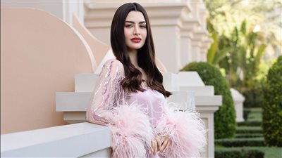 كيف تألقت الفنانات بلوك الريش